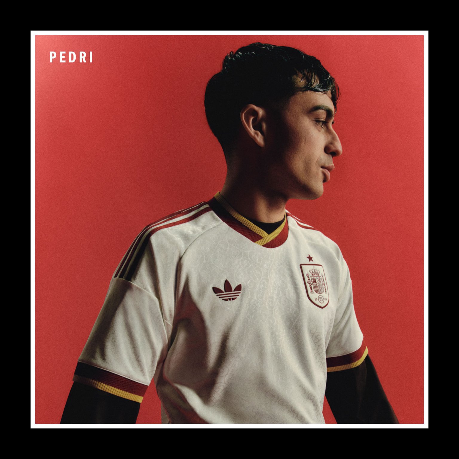 Imagen con un jugador vestido con la nueva segunda equipación de España para la Copa Mundial de la FIFA 2026™